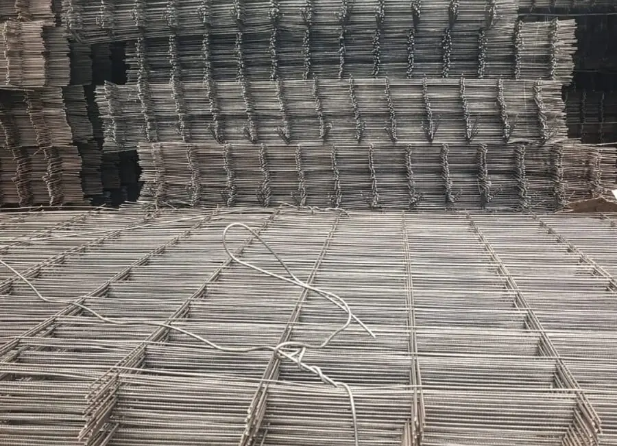 Mallas electrosoldadas apiladas en el depósito