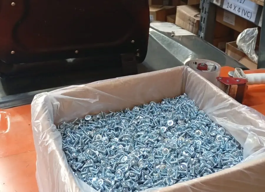 Caja de tornillos autoperforantes cincados en el depósito de CASASILVIAWEB
