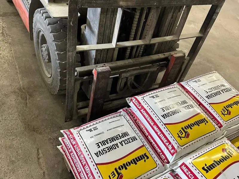 Autoelevador cargando mercadería palletizada para despacho