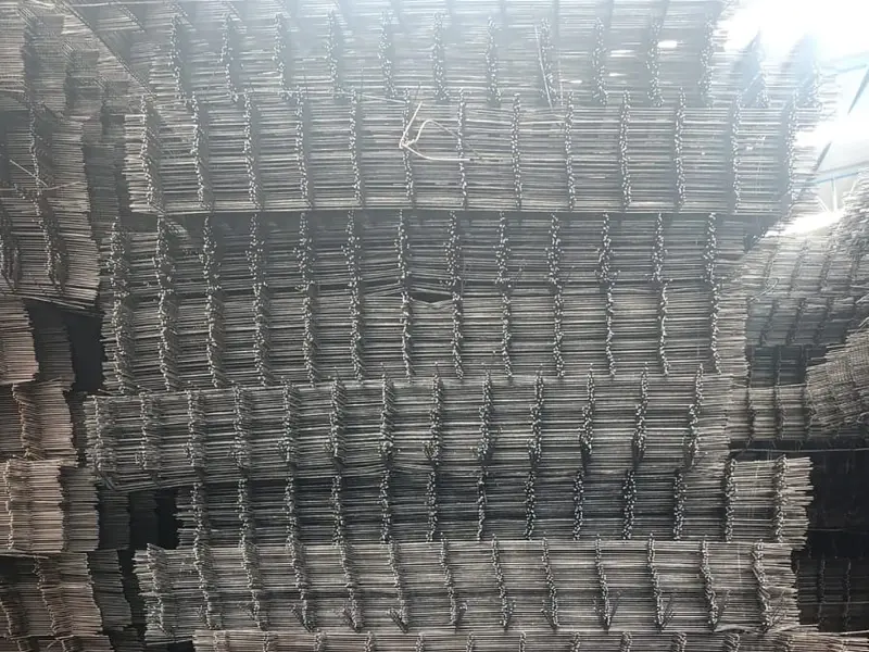 Gran volumen de mallas electrosoldadas apiladas en el depósito de CASASILVIAWEB