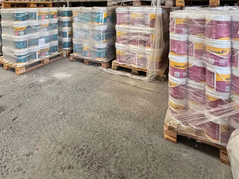 Pallets de pintura de obra de distintos colores en stock