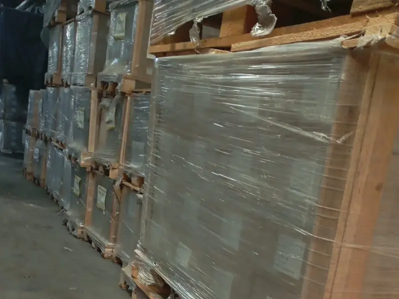 Pallets de tornillos autoperforantes en stock en el depósito de CASASILVIAWEB