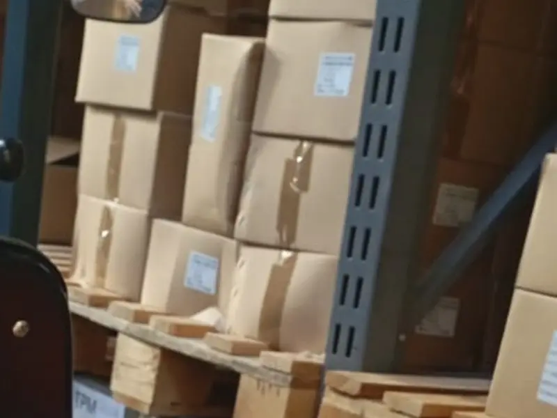 Cajas de tornillos autoperforantes por tipo y medida en estantería